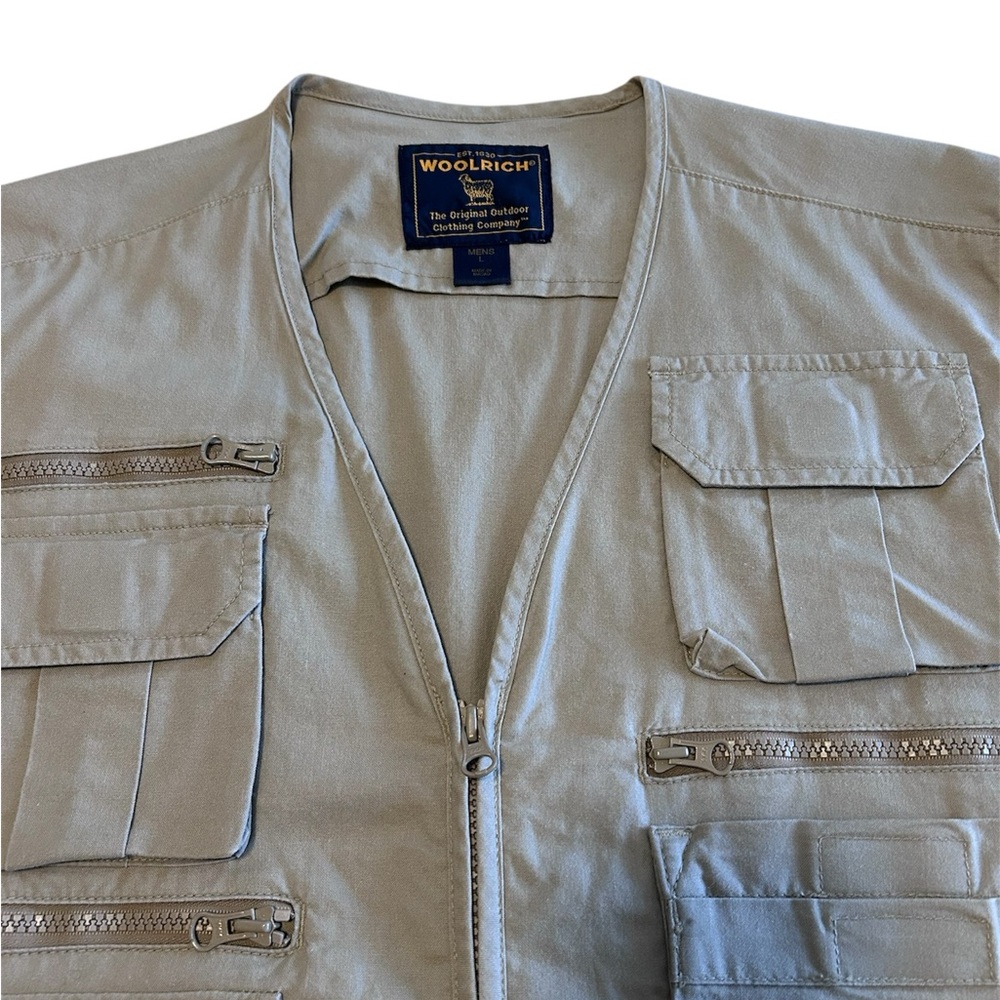 Men’s fishing vest with multiple pockets size large